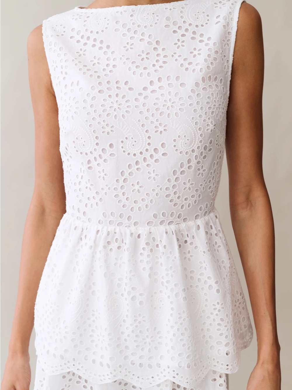 Pilar feminine cotton eyelet top featuring intricate all-over floral size 6 NWT